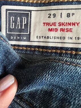 Gap mid rise True Skinny 29P
